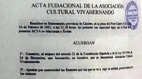 Documento mecanografiado con el título «Acta fundacional de la Asociación Cultural Vivahernando» y un sello oficial.