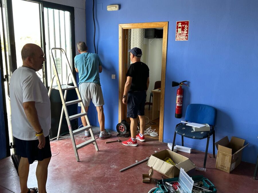 Montaje junto a la puerta de acceso