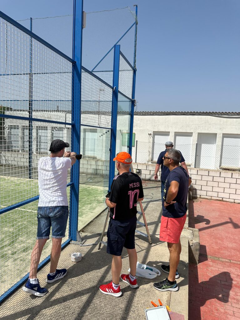 Comienzo del montaje en la pista de pádel