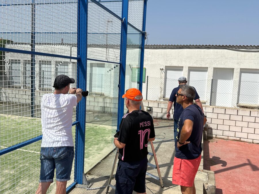 Comienzo del montaje en la pista de pádel