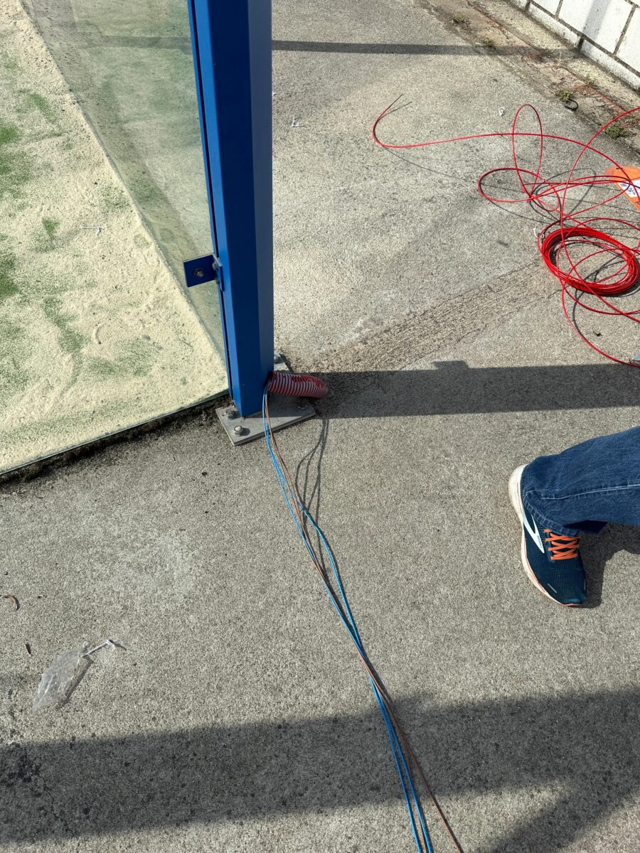 Tendido de cable junto a la pista