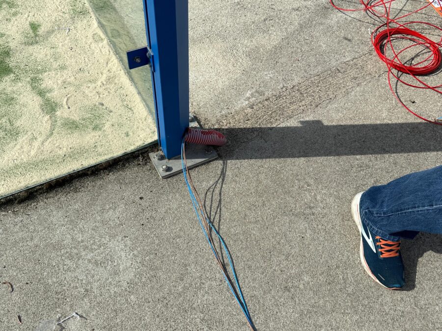 Tendido de cable junto a la pista