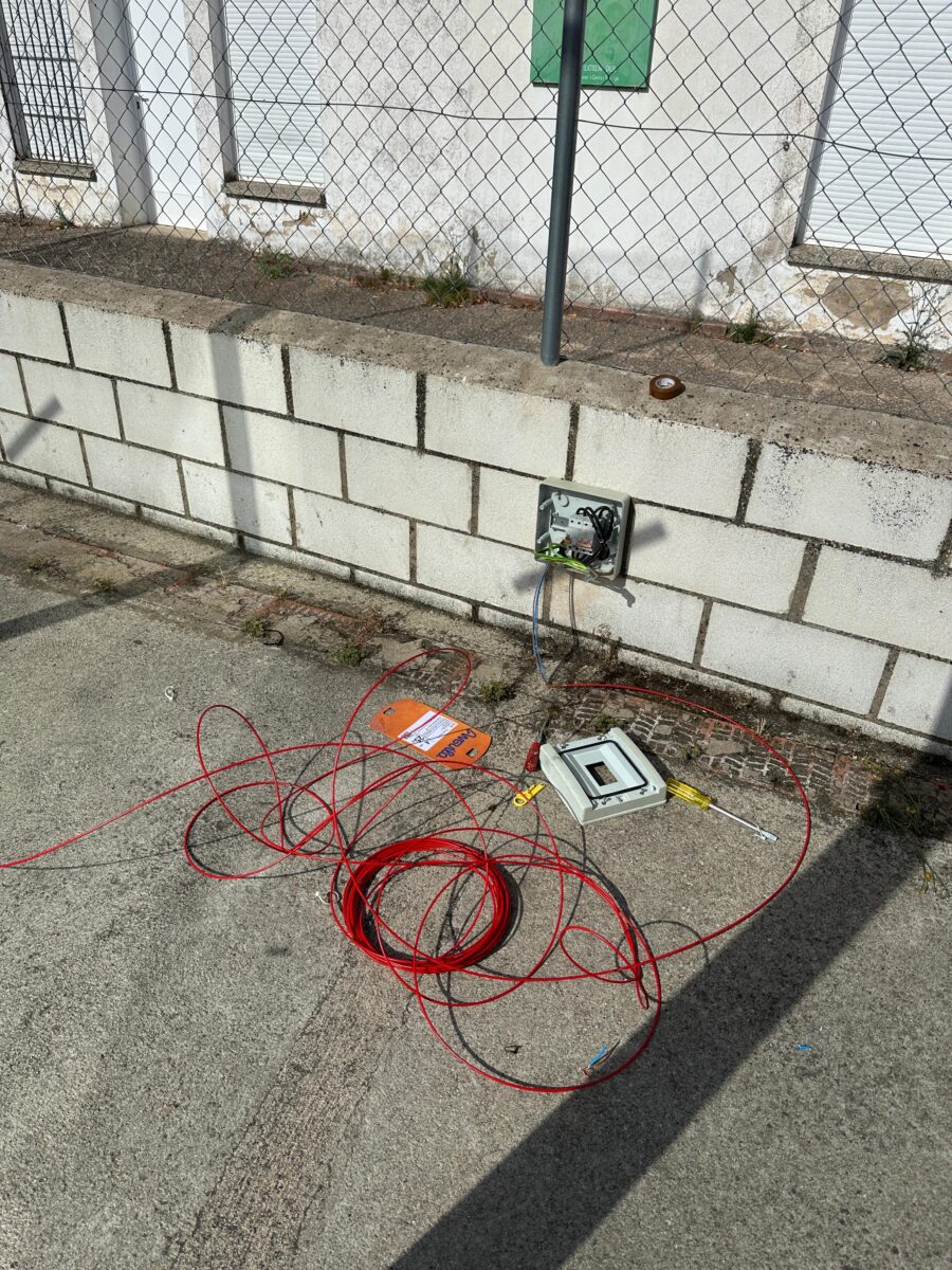 Caja eléctrica junto al muro de la pista