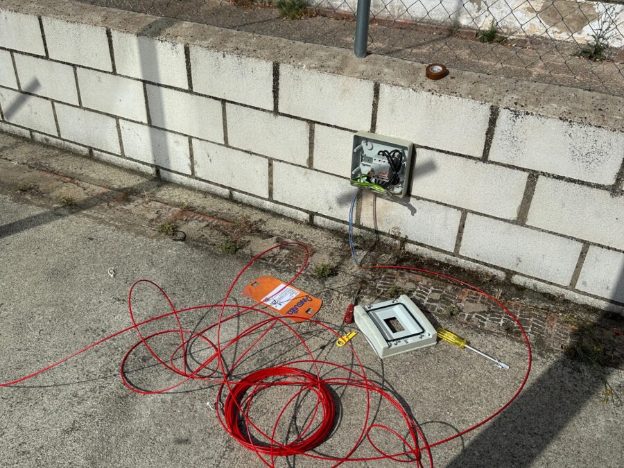 Caja eléctrica junto al muro de la pista