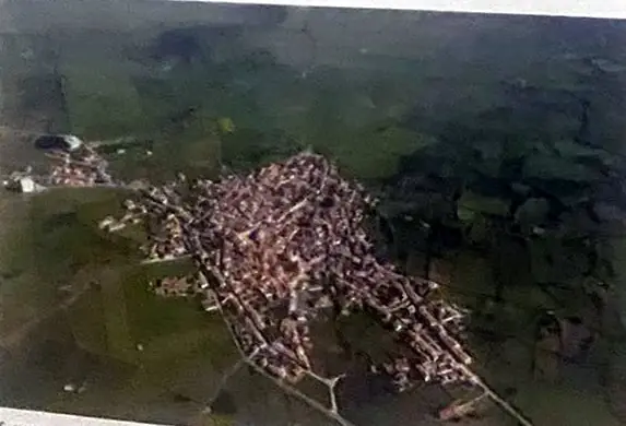 El pueblo visto desde el aire por el lado de la Alameda, rodeado de prados.