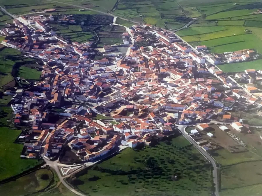 Vista aérea oblicua del casco urbano de Ibahernando: calles estrechas, tejados de teja roja y fachadas encaladas.