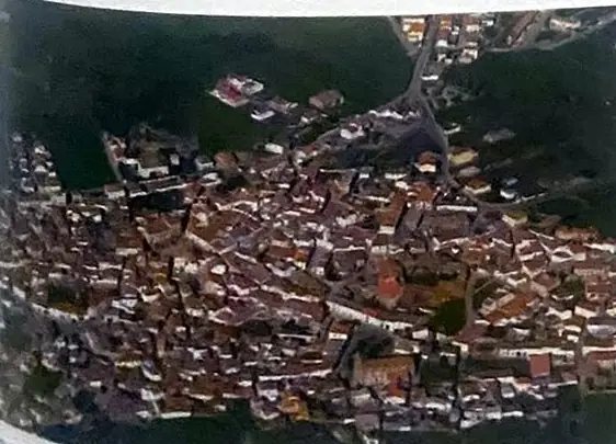 Vista aérea cercana del caserío, con calles y tejados apretados.