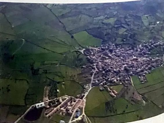 Vista aérea del pueblo con el silo y la balsa de agua en primer término.